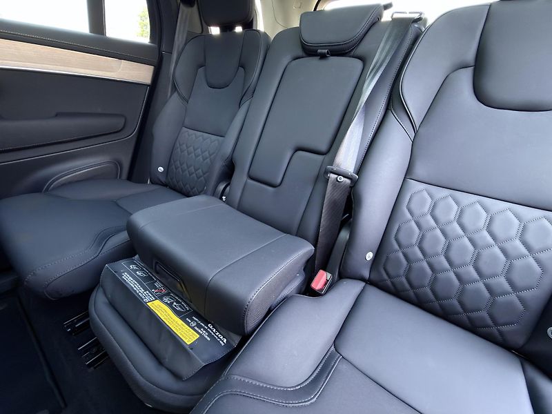 Volvo XC90 T8 AWD // PLUS DARK// PANORAMA - fotka 14 z 53