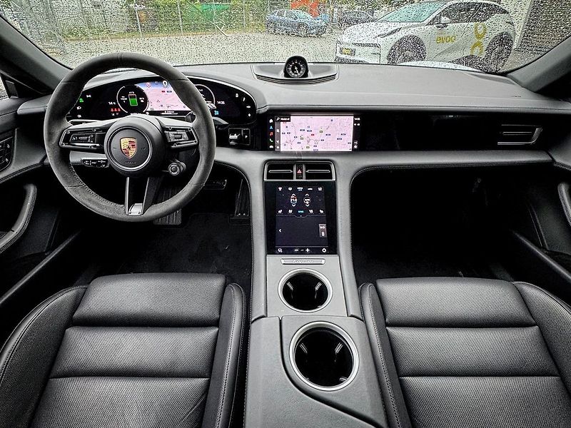 Porsche Taycan 4S Cross Turismo - fotka 9 z 15