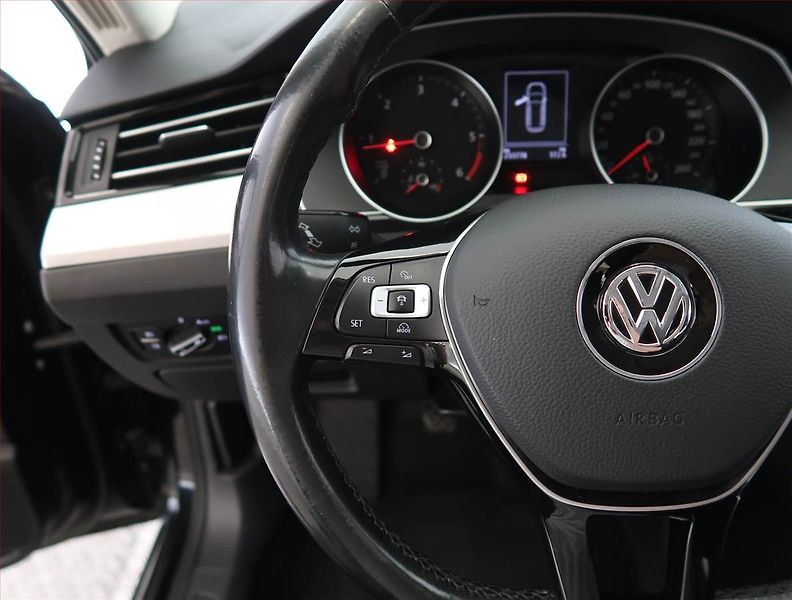 Volkswagen Passat (2015) 2.0 TDI, Navi, Tempomat - fotka 18 z 22