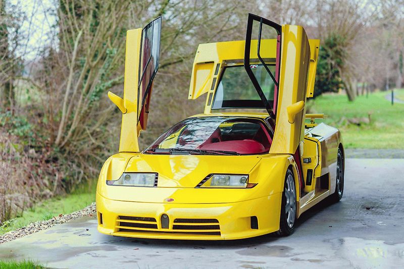 Schumacher si převzetí auta užil se zaměstnanci továrny.