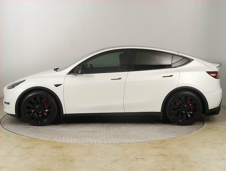 Tesla Model Y (2022) Performance 79kWh - fotka 3 z 21