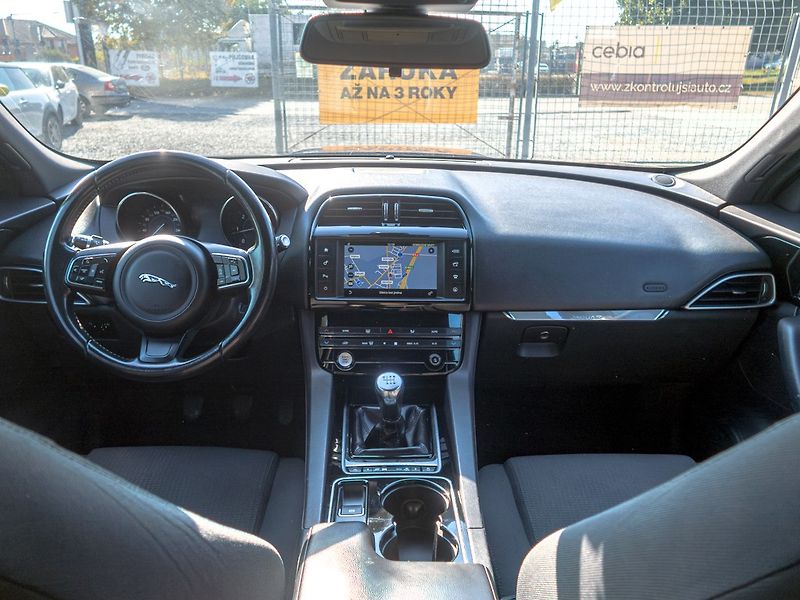 Jaguar F-Pace (2016) 2.0D 132KW – NAVIGACE - fotka 12 z 46