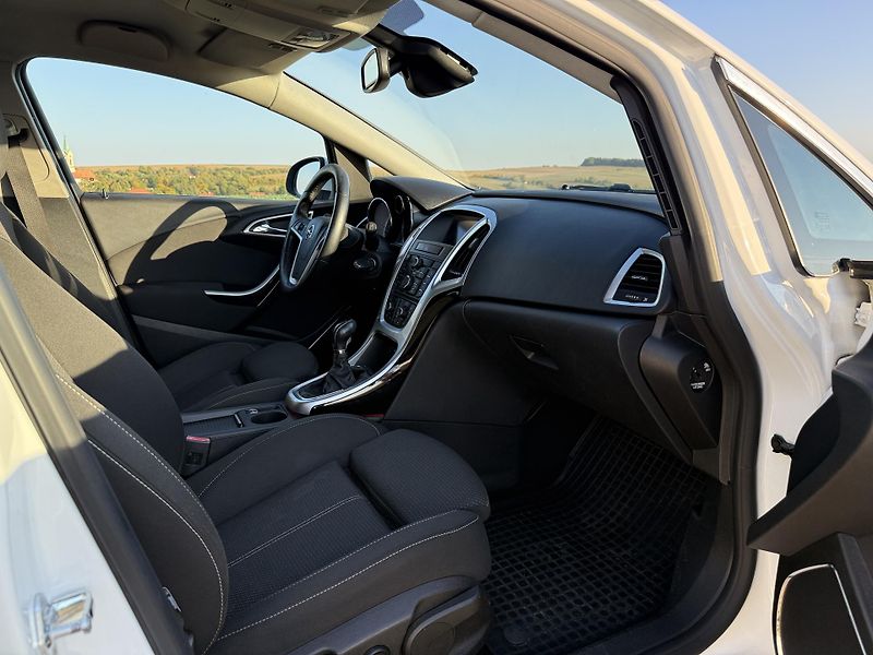 Opel Astra (2011) - fotka 10 z 17