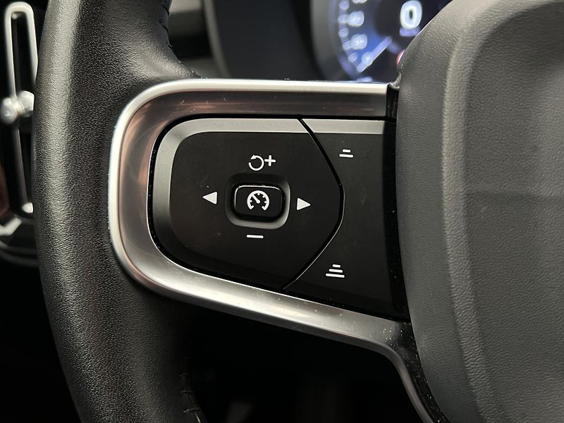 Volvo XC40 T3 MOMENTUM AUT 1. maj. - fotka 24 z 45