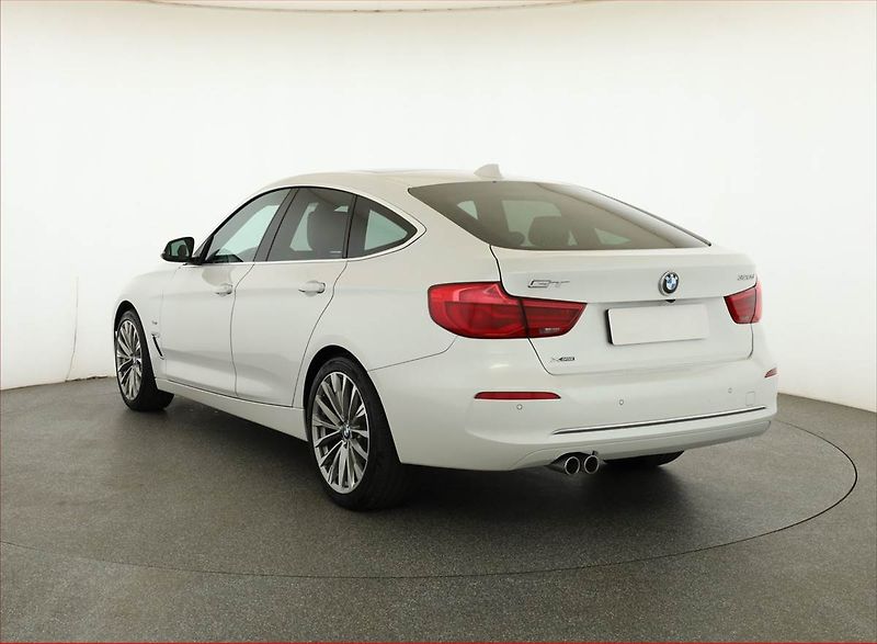 BMW Řada 3 (2017) 320d xDrive GT, 4X4, Automat - fotka 4 z 20