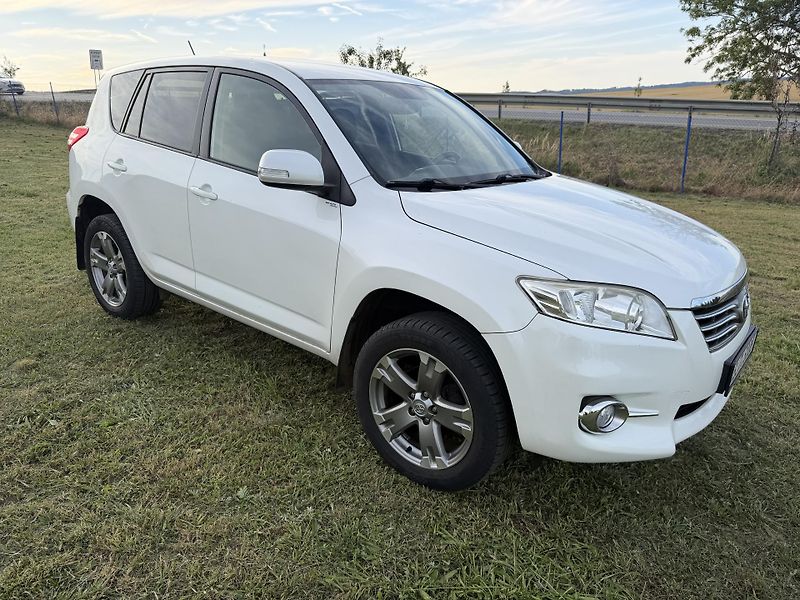 Toyota RAV4 2,0 VVTi  4x4  - fotka 2 z 29