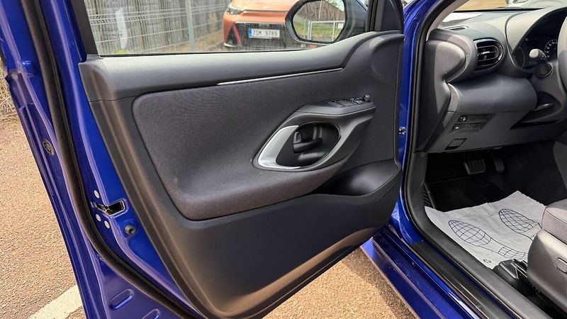 Toyota Yaris 1,5 HEV 116  LIMITED EDITION C - fotka 11 z 23