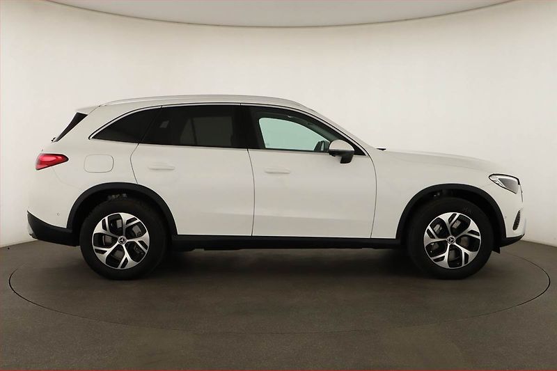 Mercedes-Benz GLC (2024) 300 e 4MATIC - fotka 6 z 22