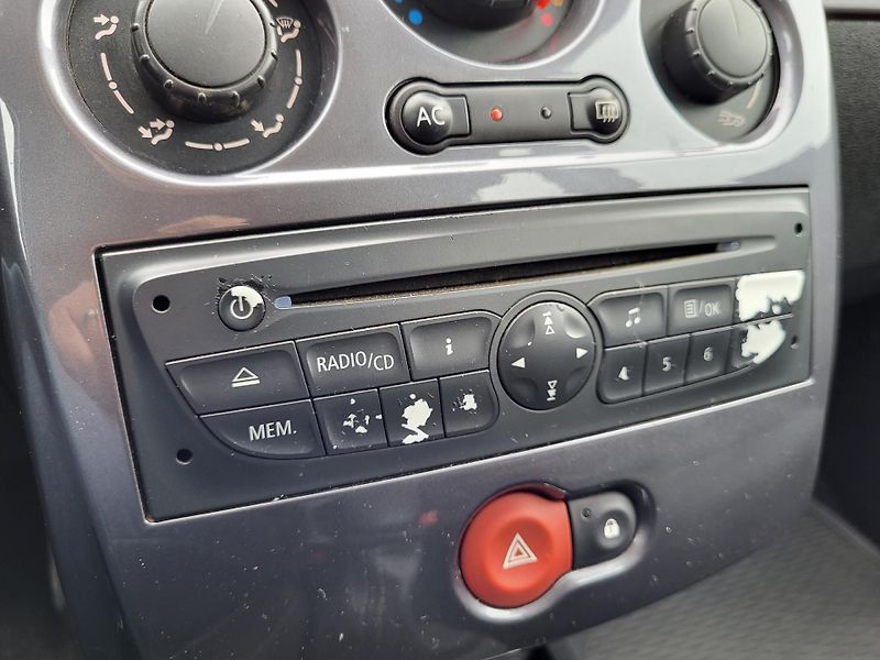 Renault Clio GRANDTOUR 1.2 i 16V ČR 1.majit - fotka 15 z 41