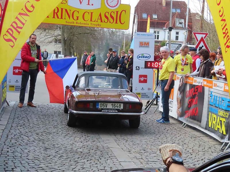 Michal a Jonáš Pavlíčkovi na startu. Rallye Spring Classic startovalo v sobotu 12. dubna dopoledne z jihočeského Tábora. Na trasu 231 kilometrů vyrazilo 100 posádek.