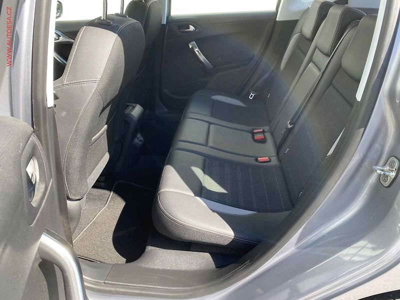 Peugeot 2008 (2016) 1.2PT, Allure, AT, navi - fotka 10 z 15
