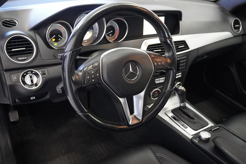 Mercedes-Benz Třídy C (2012) C350 3,5I V6 COUPE AMG-LINE  - fotka 14 z 31
