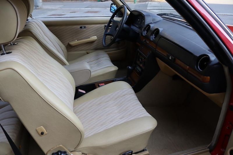 Mercedes-Benz 123 230CE KUPÉ AUTOMAT 100kW - fotka 41 z 48
