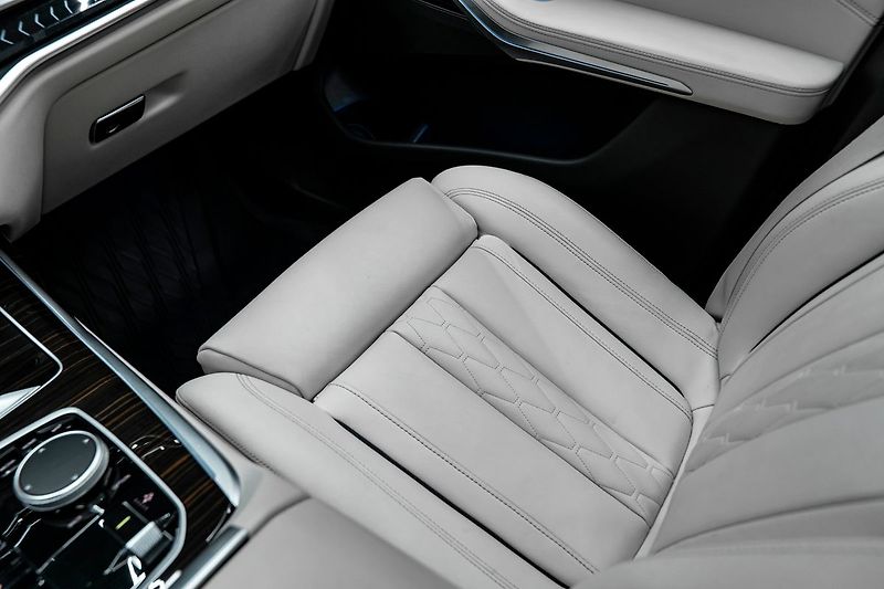 BMW X7 40i - fotka 16 z 27