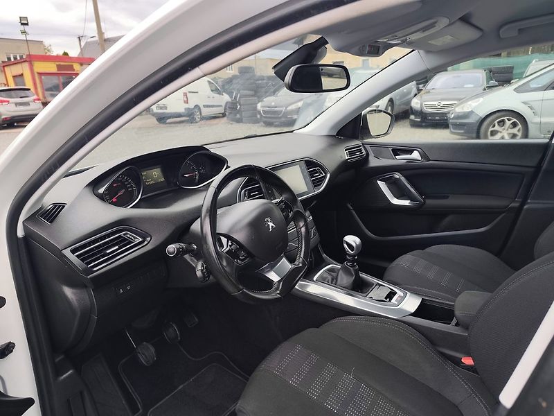Peugeot 308 (2015) - fotka 17 z 40
