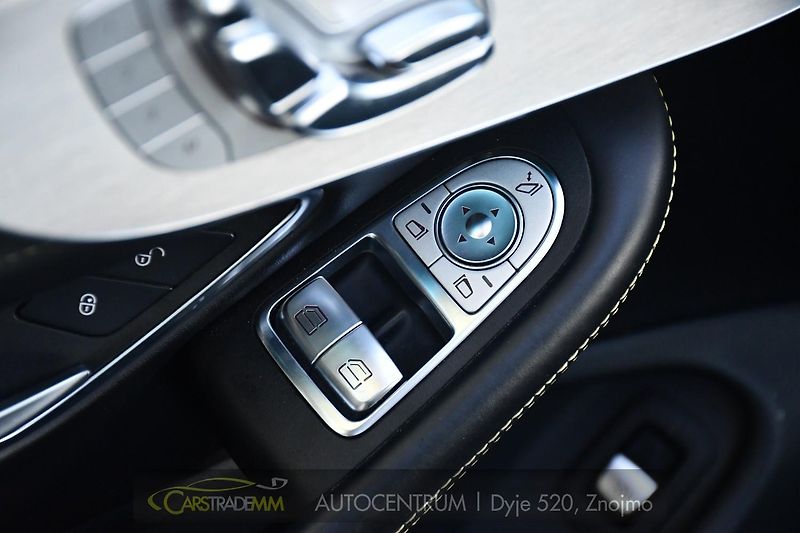Mercedes-Benz Třídy C C63 AMG - fotka 20 z 47