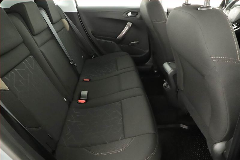 Peugeot 2008 (2015) 1.2 PureTech, Serv.kniha - fotka 7 z 12