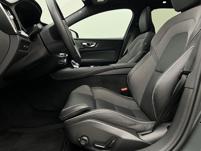 Volvo V60 T6 AWD DARK PLUS 1. maj. - fotka 3 z 49
