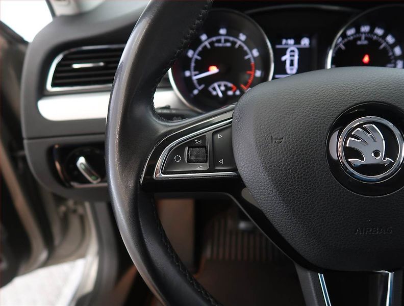 Škoda Superb (2014) 1.4 TSI, Serv.kniha, Bi-Xenony - fotka 16 z 20