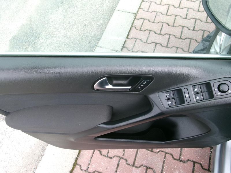 Volkswagen Tiguan (2010) 2,0TDI DSG AC 4x4 TEMP TAŽNÉ - fotka 23 z 31