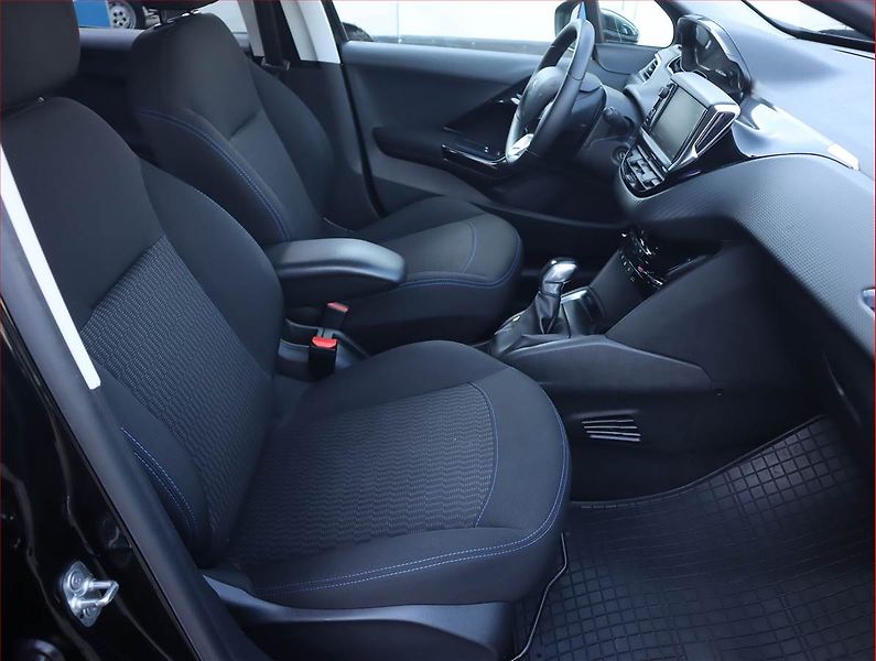 Peugeot 208 (2017) Allure 1.2 PureTech - fotka 9 z 18