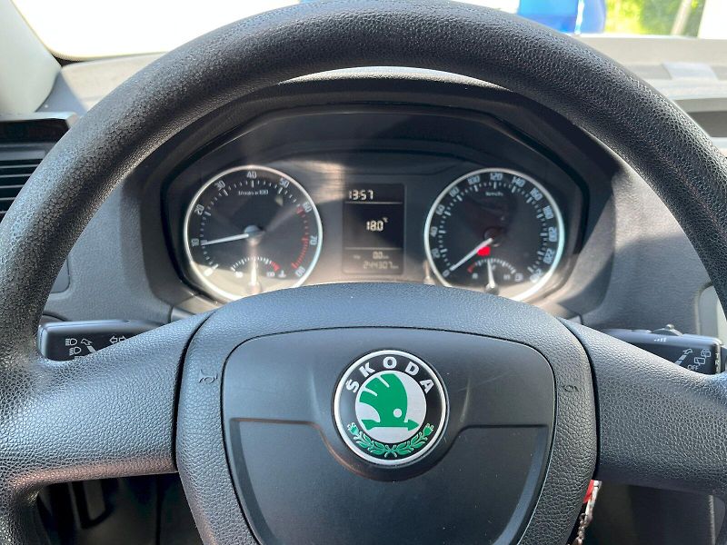 Škoda Octavia (2011) 1.6 MPI Tour Trumf Combi - fotka 20 z 24