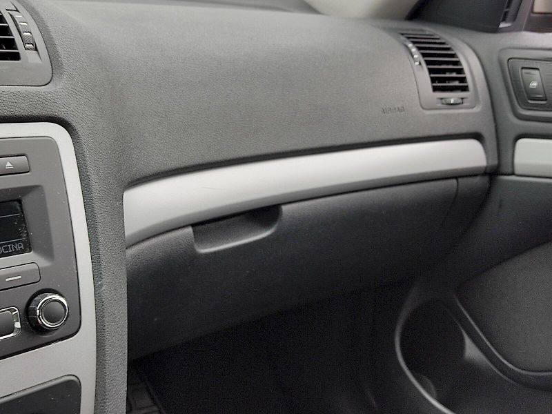 Škoda Octavia (2013) Combi Ambiente 1,6 Tdi 77 Kw - fotka 16 z 28