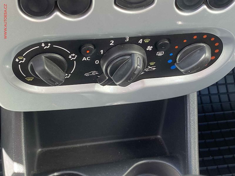 Dacia Sandero (2012) 1.6i, 2.maj, AC - fotka 12 z 15