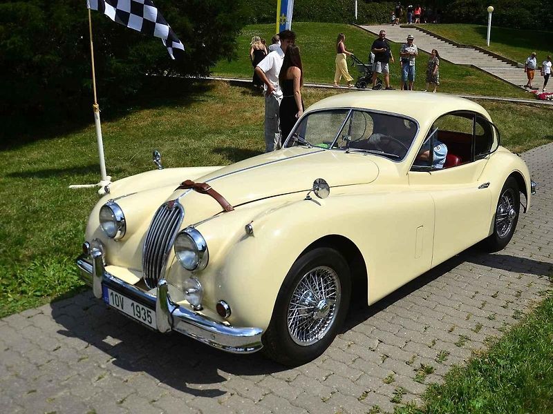 Přehlídka veteránů na Arnice v Mariánských Lázních. Sanitka Cadillac