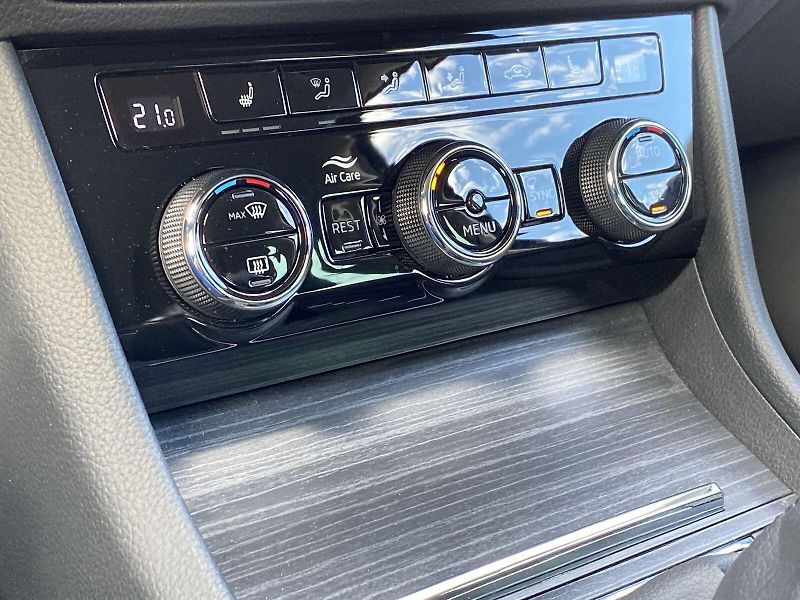 Škoda Superb (2021) 1.5 TSI Style - fotka 19 z 38