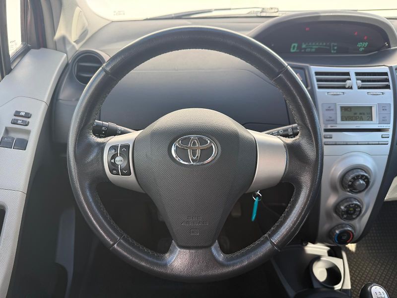 Toyota Yaris 1.3 VVT-i 64kW - fotka 15 z 26