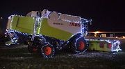 Světla, koledy a obří stroje. Rozsvícení vánočního kombajnu zahájilo advent v Jičíně