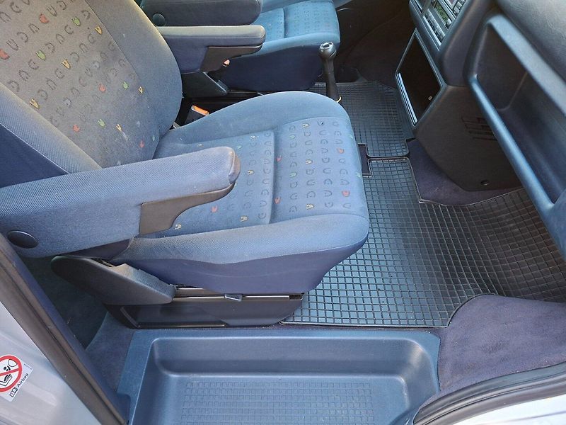 Volkswagen Caravelle (2002) 2.5TDI 111kW -7.MÍST-TAŽ.ZAŘ. - fotka 18 z 23