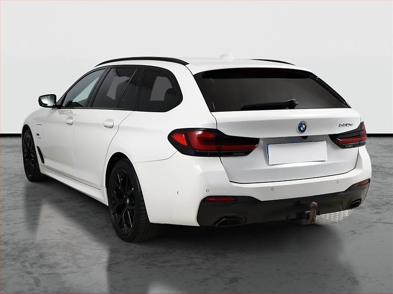 BMW Řada 5 (2022) M Sport 530e - fotka 4 z 28