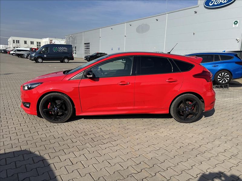 Ford Focus 1,5 Race Red 110 kW - fotka 2 z 32
