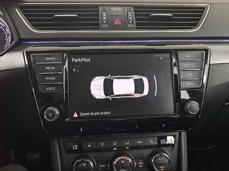 Škoda Superb (2017) 1.4 TSI, Navi, Bi-Xenony - fotka 20 z 24