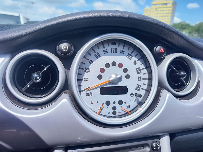 Mini Cooper 1.6 /66kW ONE Cabrio - fotka 21 z 29