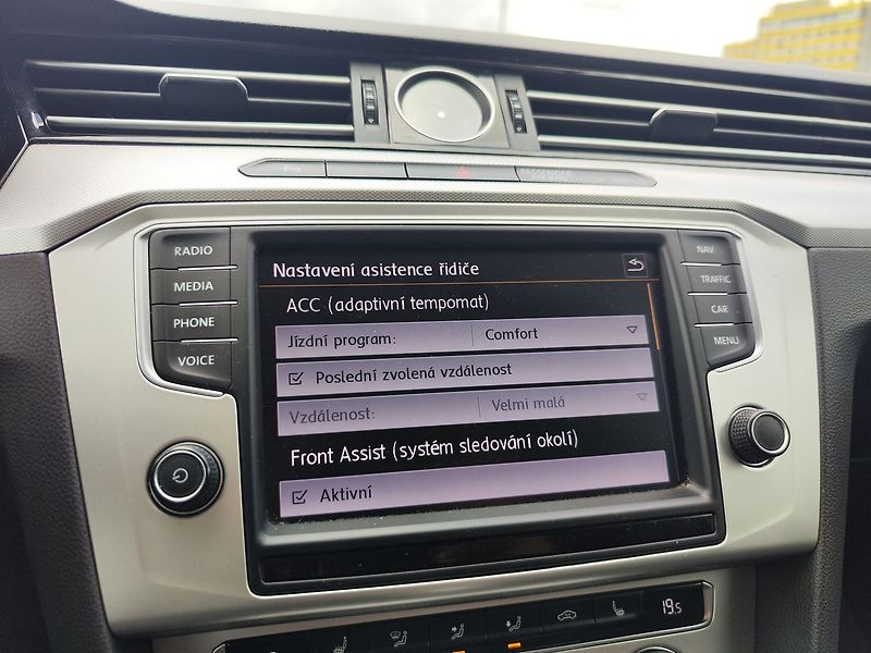 Volkswagen Passat 2.0 TDi/110kW Comfortline DSG - fotka 19 z 32