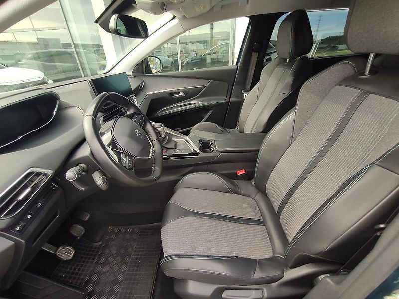 Peugeot 5008 (2021) ALLURE 1.2 MAN6 130k TZ DPH - fotka 24 z 34