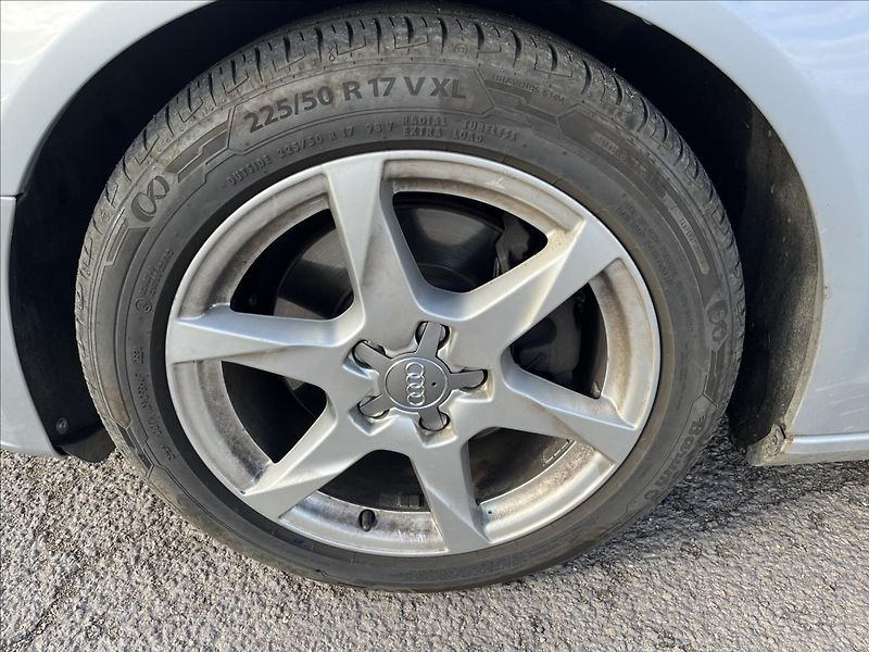 Audi A4 2,0 TDi KLIMA XENON 2x KOLA - fotka 29 z 33