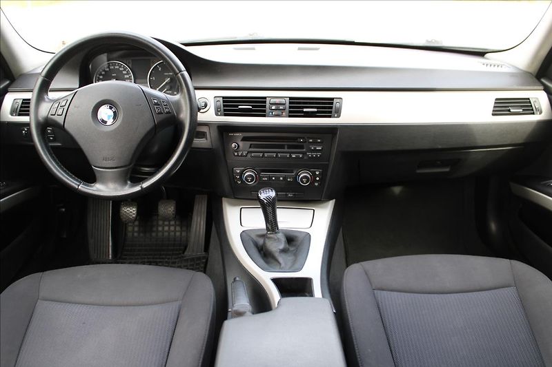 BMW Řada 3 318d Touring / M-Paket / Manuá - fotka 16 z 29