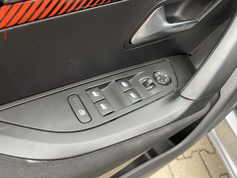 Peugeot 2008 (2020) 1.5 HDi, Active, navi, kamera - fotka 17 z 17