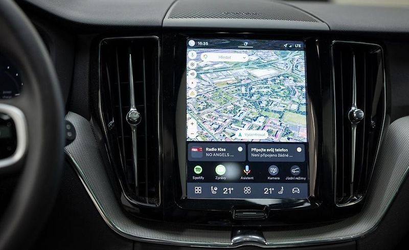 Volvo XC60 (2025) Plug-in hybrid PLUS DARK - fotka 20 z 26
