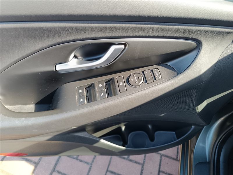 Hyundai i30 1,0 T-GDi, DCT, Automat Smart - fotka 17 z 21