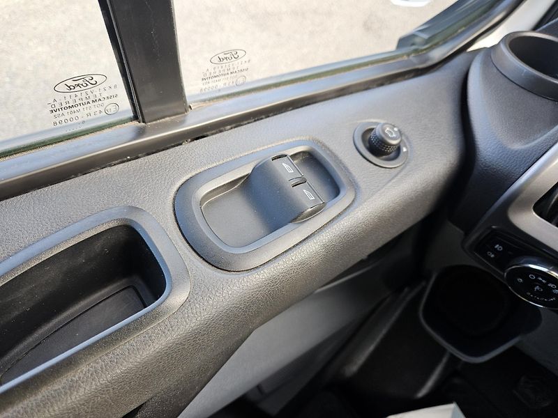 Ford Transit Custom 2,0 TDCi 6 míst GO motoru - fotka 10 z 19