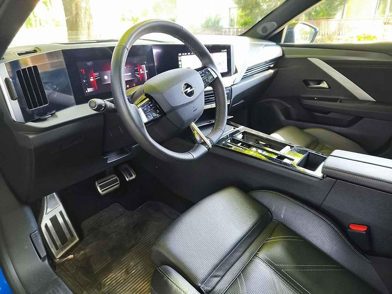 Opel vyniká ostrými sportovními rysy.