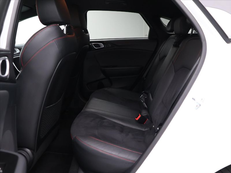 Kia Ceed 1,6 TGDI 150kW GT LED 1.Maj. - fotka 15 z 33