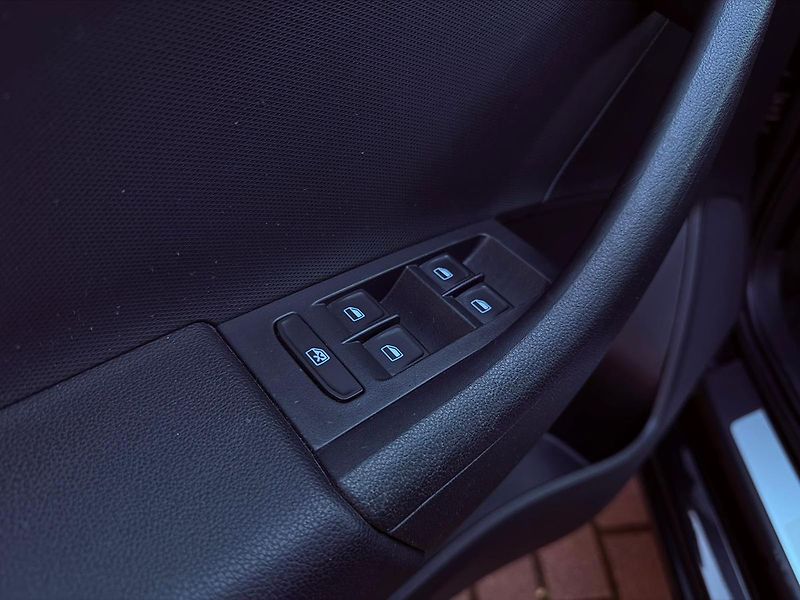 Škoda Rapid 1.4 TSi Elegance DSG Spaceback - fotka 12 z 25