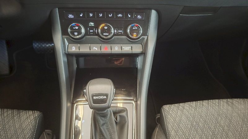 Škoda Karoq (2025) Top Selection 1,5 TSI 110 kW D - fotka 20 z 23