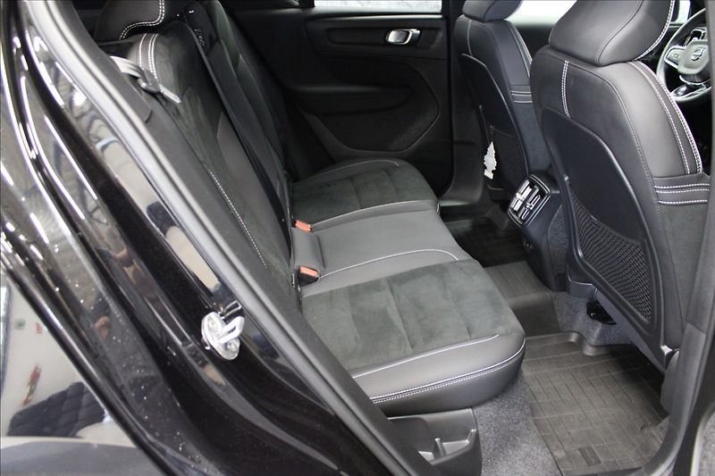 Volvo XC40 2,0 B4 Black REZERVOVÁNO - fotka 10 z 24